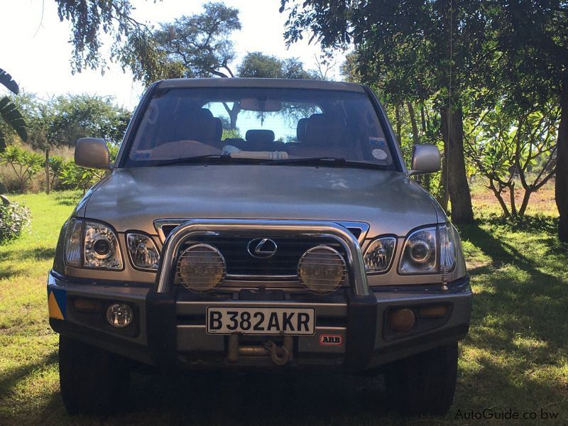 Lexus LX 470 V8 in Botswana