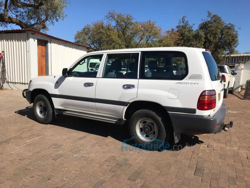Toyota  Land Cruiser Local series 100 GX  Station wagon in Botswana