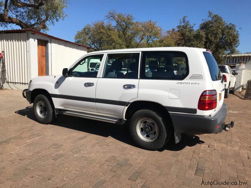 Toyota  Land Cruiser Local series 100 GX  Station wagon in Botswana