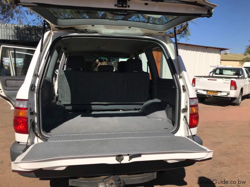 Toyota  Land Cruiser Local series 100 GX  Station wagon in Botswana