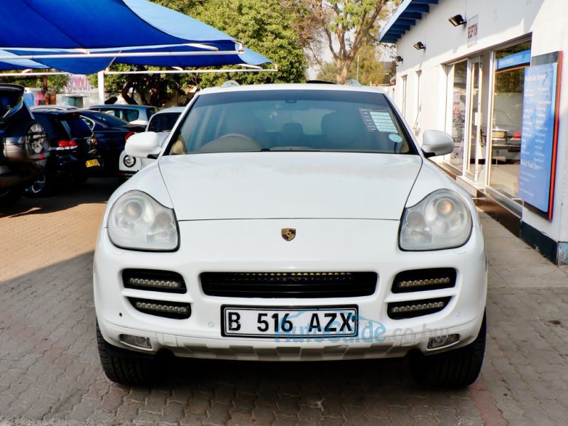 Porsche Cayenne in Botswana