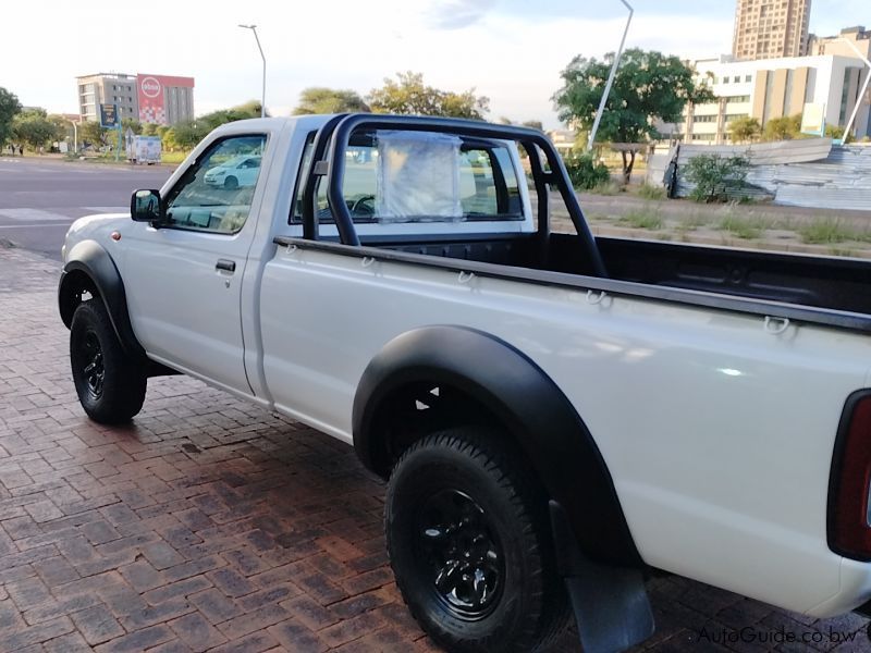 Nissan Np300 2.4 in Botswana