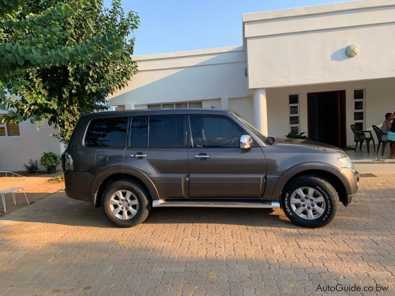 Mitsubishi Pajero 3.8 V6 LWB GLS in Botswana