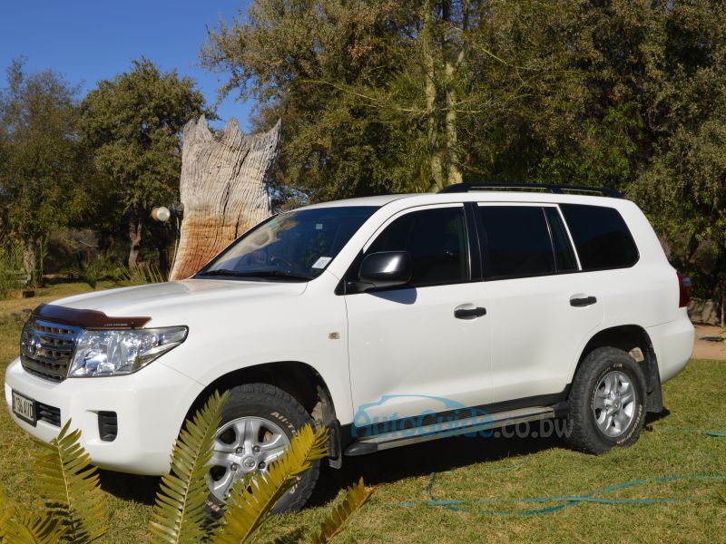 Toyota Land Cruiser 200 v8 d4d GX in Botswana