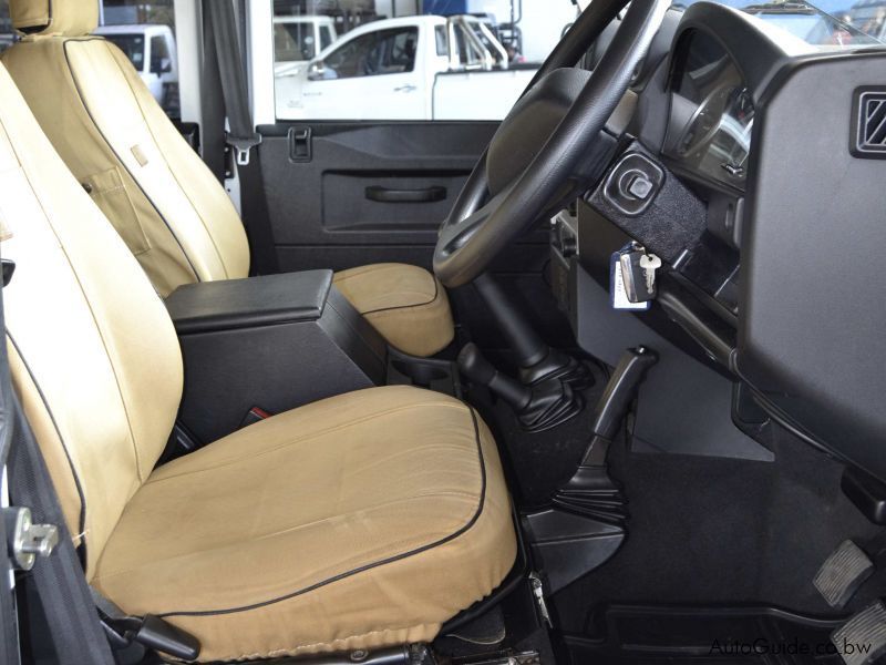 Land Rover Defender 7 Seater in Botswana