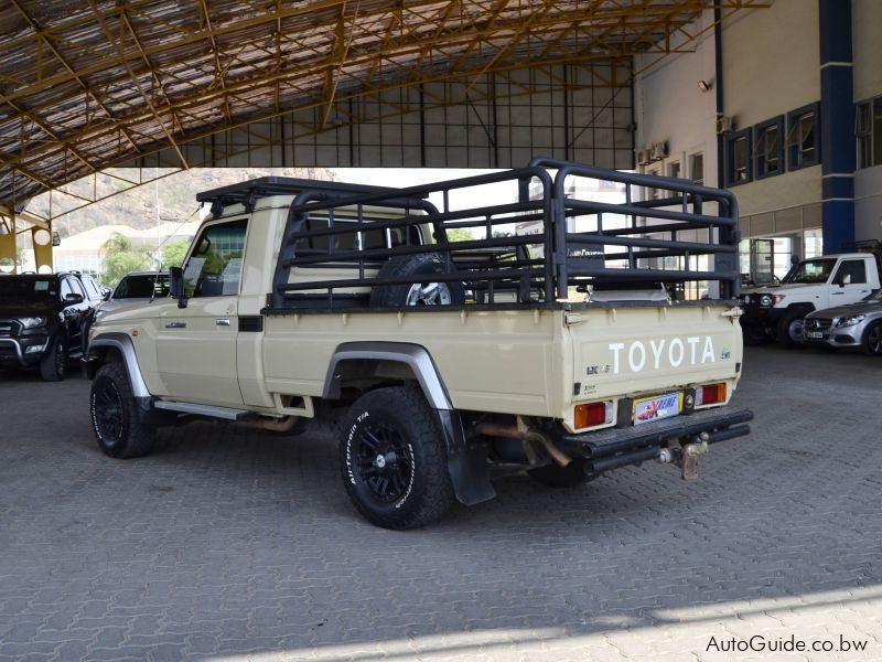 Toyota Land Cruiser LX V8 in Botswana