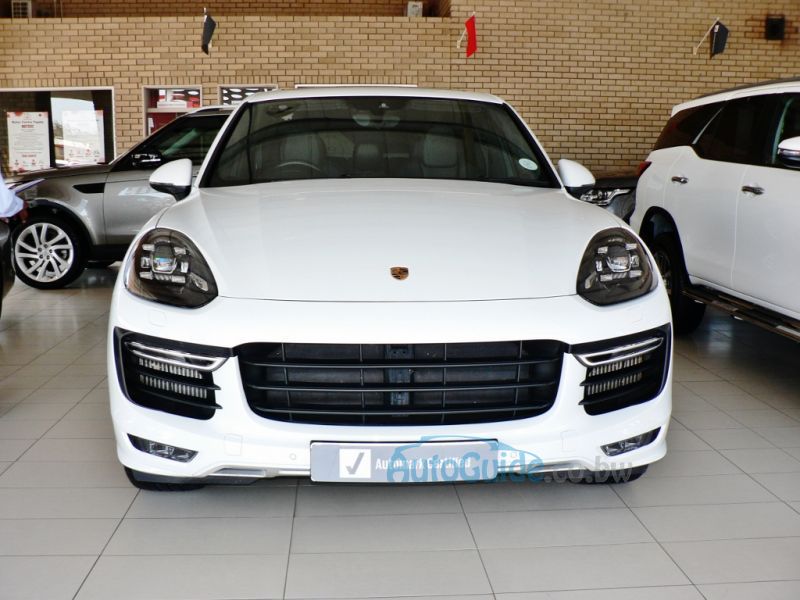 Porsche Cayenne GTS in Botswana