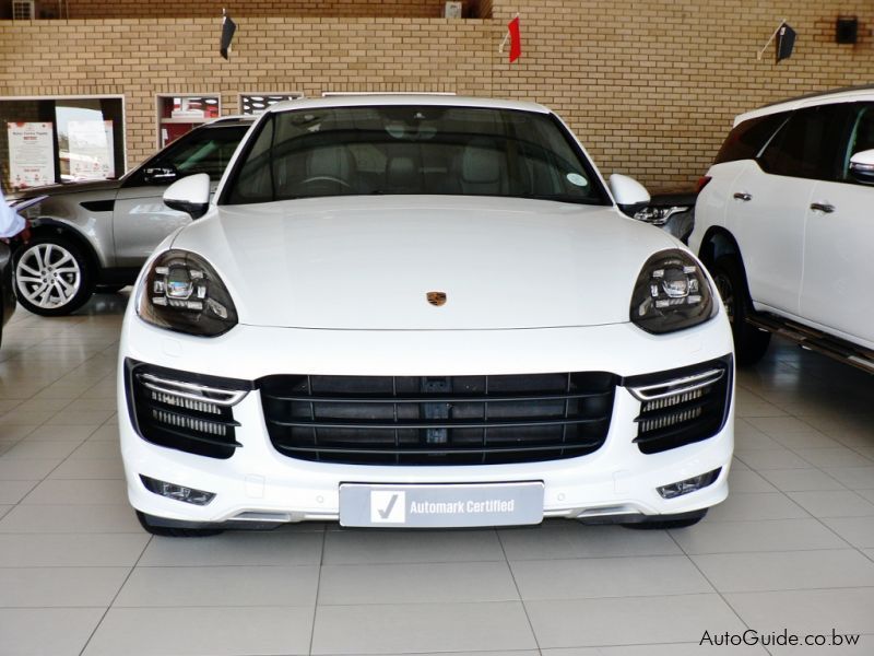 Porsche Cayenne GTS in Botswana