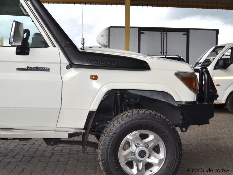 Toyota Land Cruiser LX V8 in Botswana