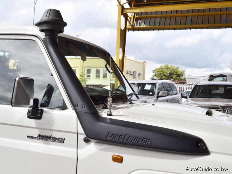 Toyota Land Cruiser LX V8 in Botswana