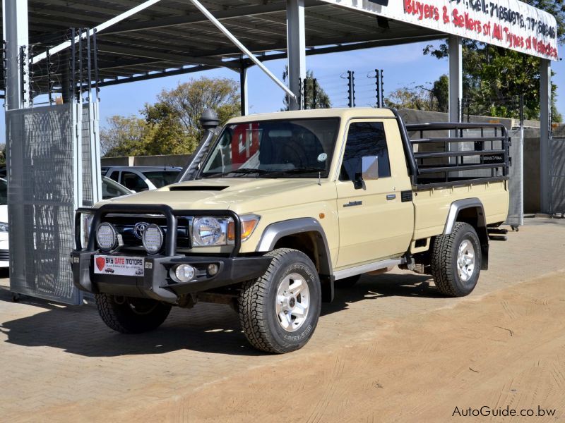 Toyota Land Cruiser LX V8 in Botswana