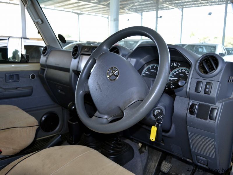 Toyota Land Cruiser LX V8 in Botswana