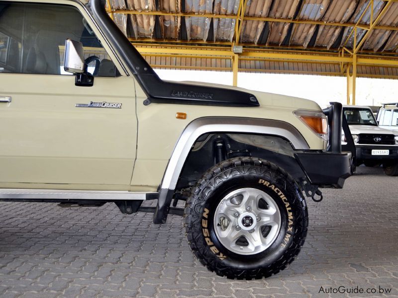 Toyota Land Cruiser LX V8 in Botswana