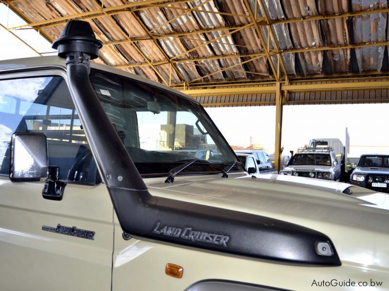 Toyota Land Cruiser LX V8 in Botswana