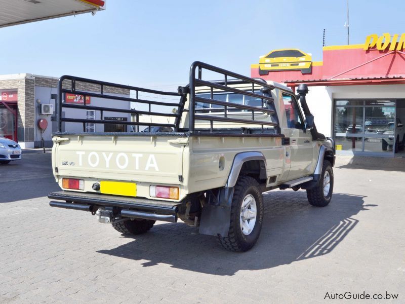 Toyota Land Cruiser LX V8 in Botswana