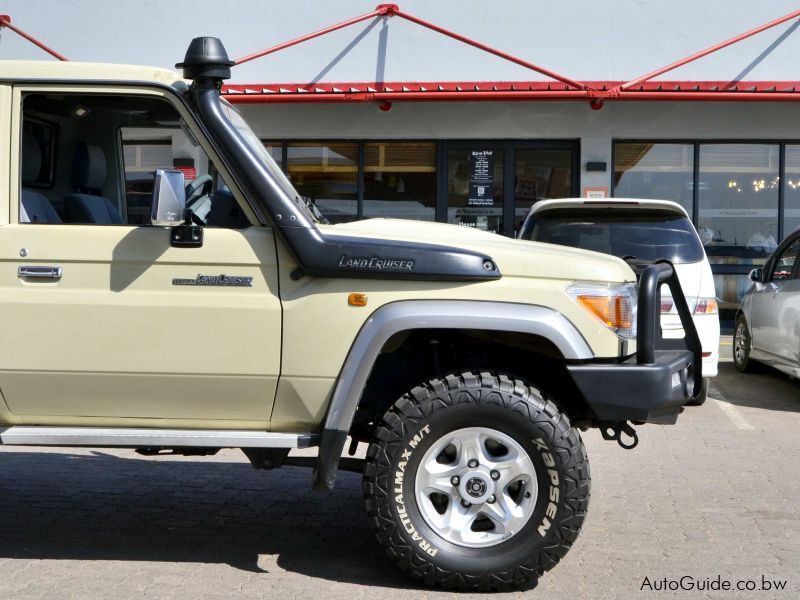 Toyota Land Cruiser LX V8 in Botswana