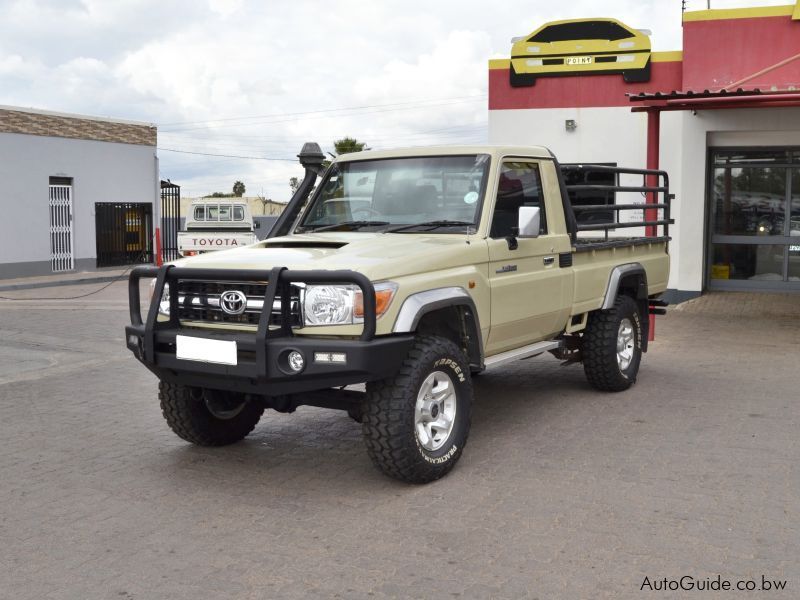 Toyota Land Cruiser LX V8 in Botswana