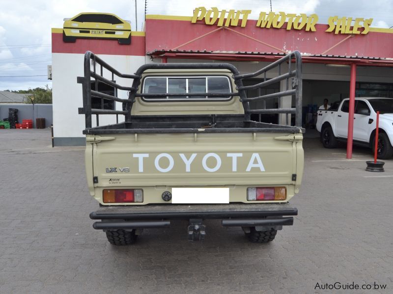 Toyota Land Cruiser LX V8 in Botswana