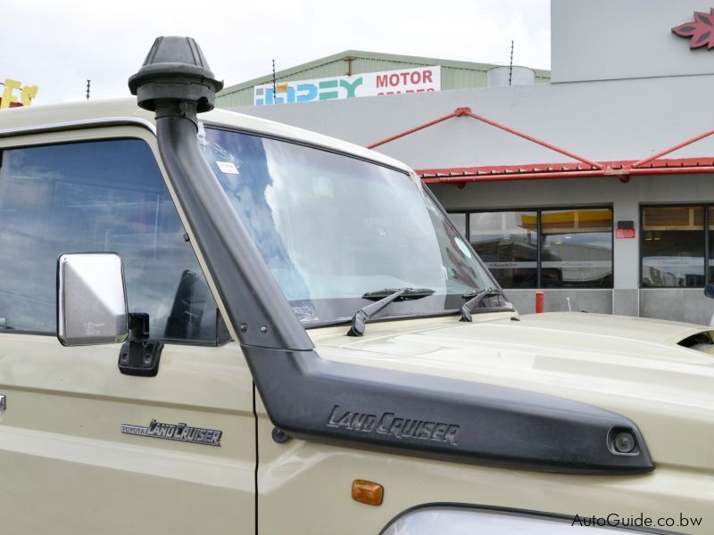 Toyota Land Cruiser LX V8 in Botswana