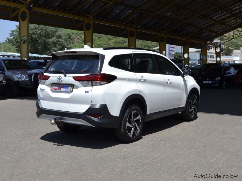 7 seater car toyota rush price in india
