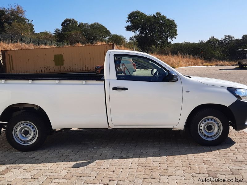 Toyota Hilux 2.0 VVTI A/C in Botswana