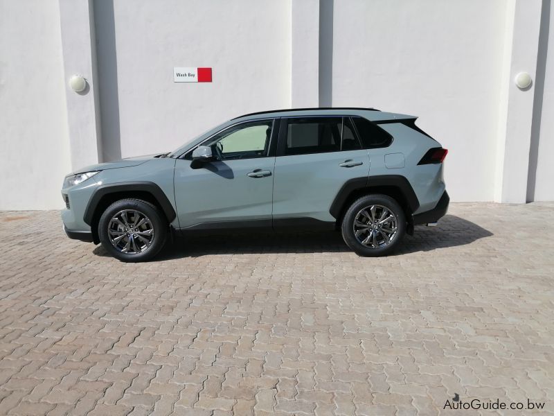 Toyota RAV4 2.0 GX-R in Botswana