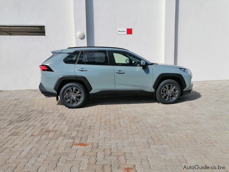 Toyota RAV4 2.0 GX-R in Botswana