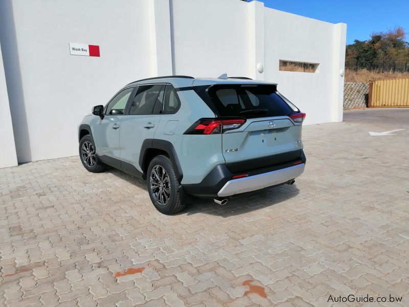 Toyota RAV4 2.0 GX-R in Botswana